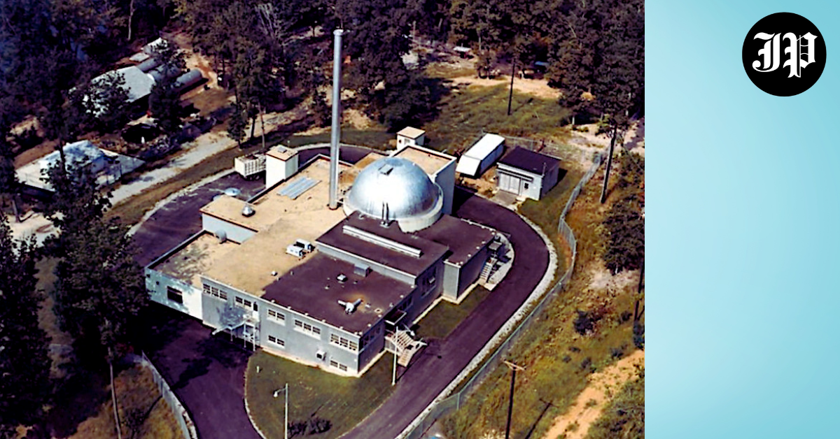 Advancements in Nuclear Power Plant Operations The SM-1 reactor was expected to operate for two years without refueling and managed to run from April 1957 to March 1973, with only two refueling operations. The Department of Energy accepted the used fuel cores, emphasizing the importance of nuclear safety and waste management in the operation of such facilities.